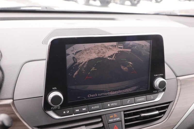 Nissan Altima Vehicle Full-screen Gallery Image 16