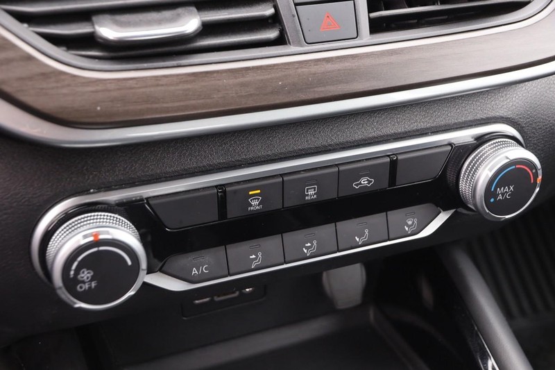 Nissan Altima Vehicle Full-screen Gallery Image 17