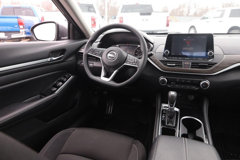 Nissan Altima Vehicle Full-screen Gallery Image 20