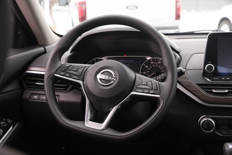 Nissan Altima Vehicle Full-screen Gallery Image 21