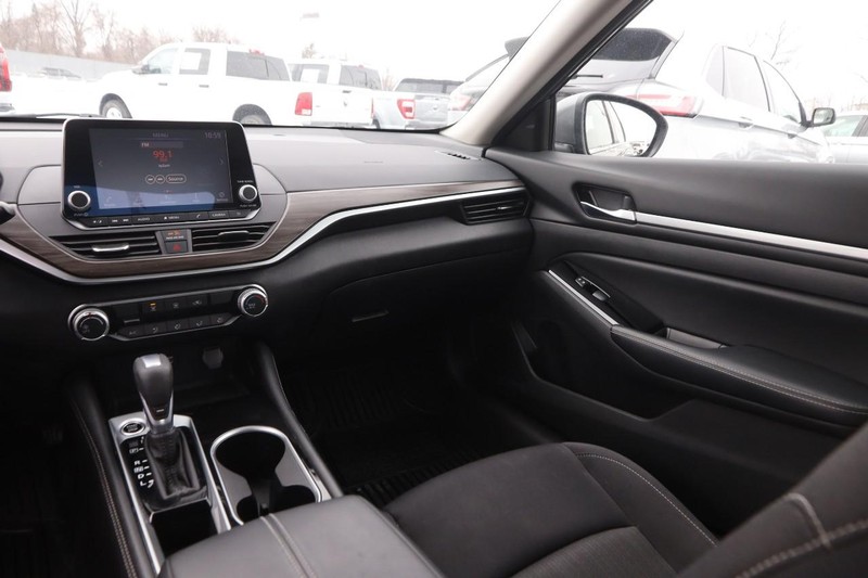 Nissan Altima Vehicle Full-screen Gallery Image 23