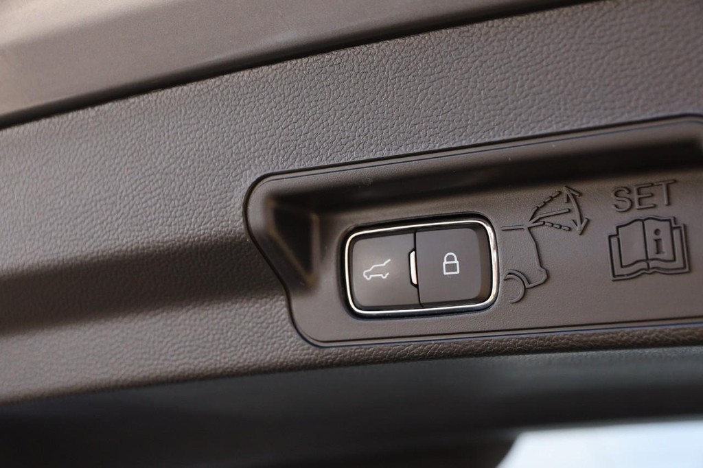 Ford Explorer Vehicle Image 08