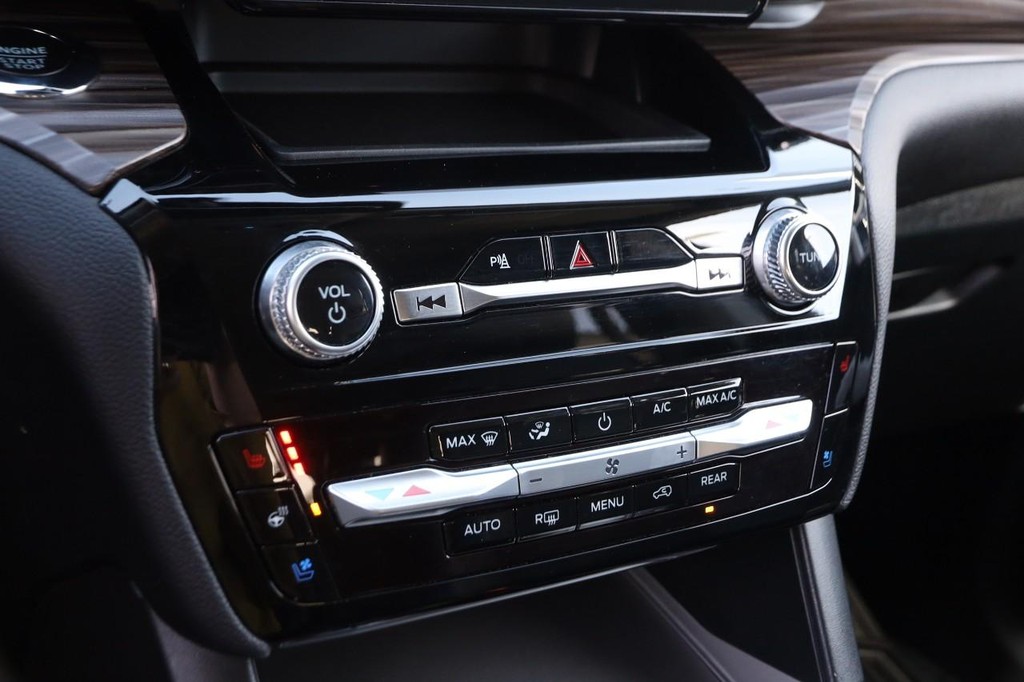 Ford Explorer Vehicle Image 19