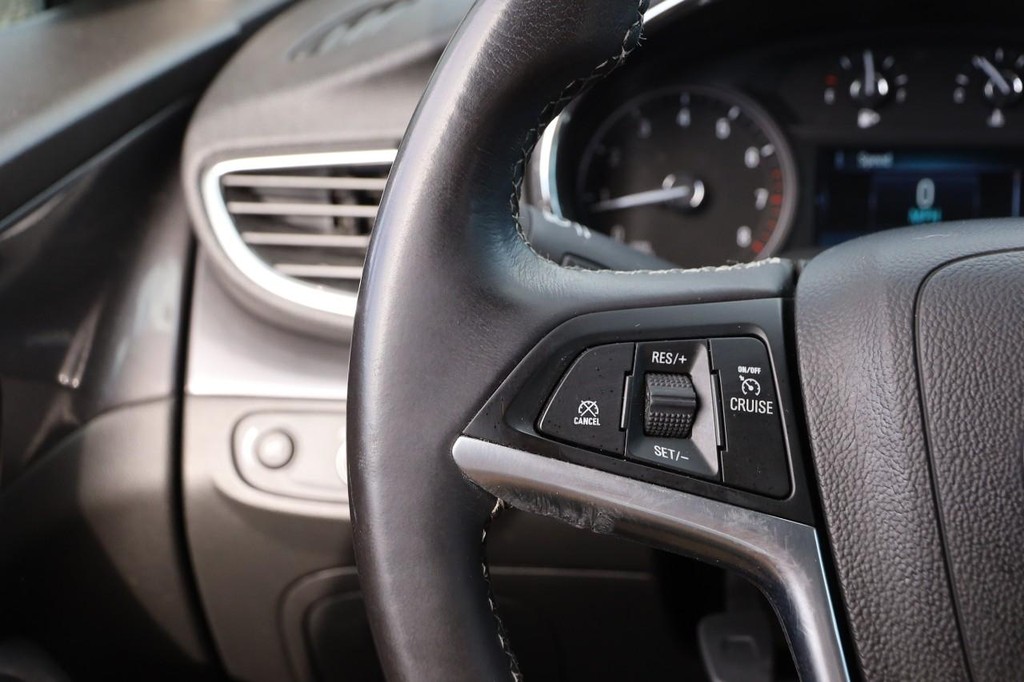 Buick Encore Vehicle Full-screen Gallery Image 11