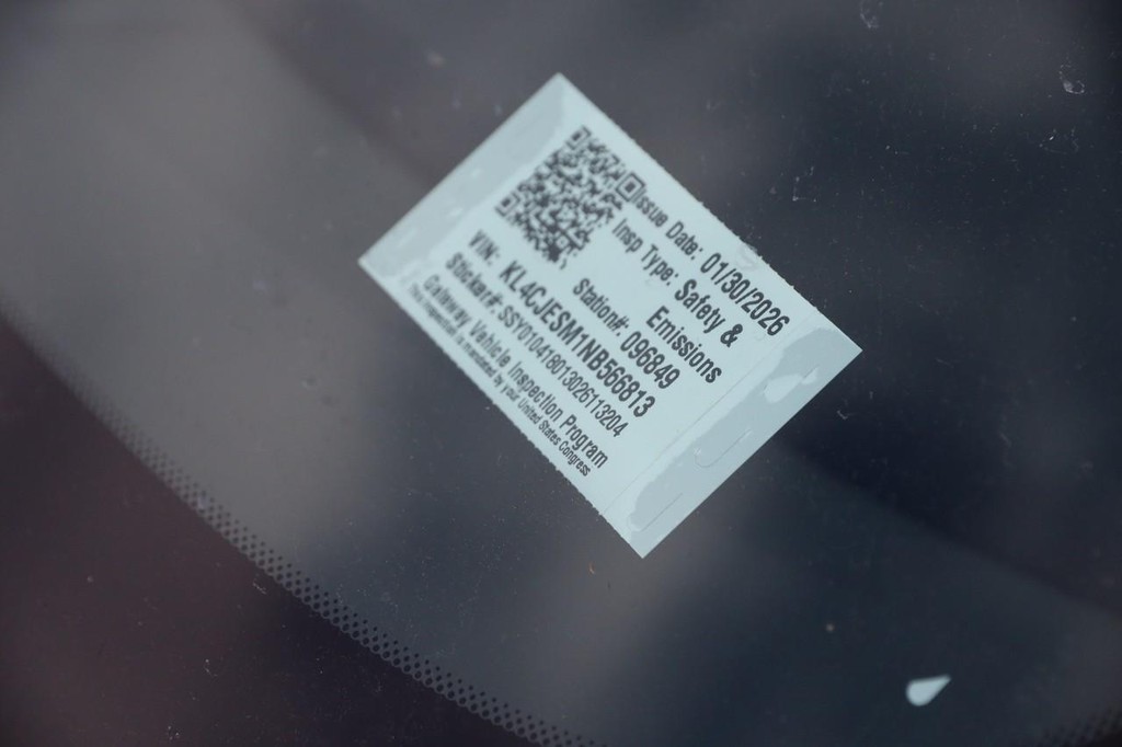 Buick Encore Vehicle Full-screen Gallery Image 27