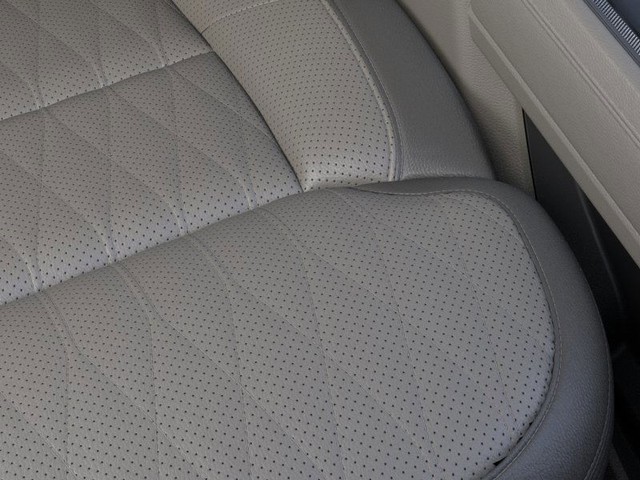 Ford Super Duty F-350 SRW Vehicle Image 16