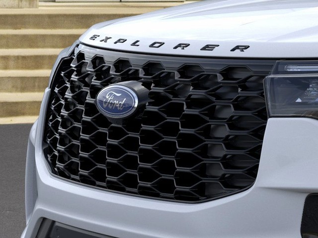 Ford Explorer Vehicle Image 17