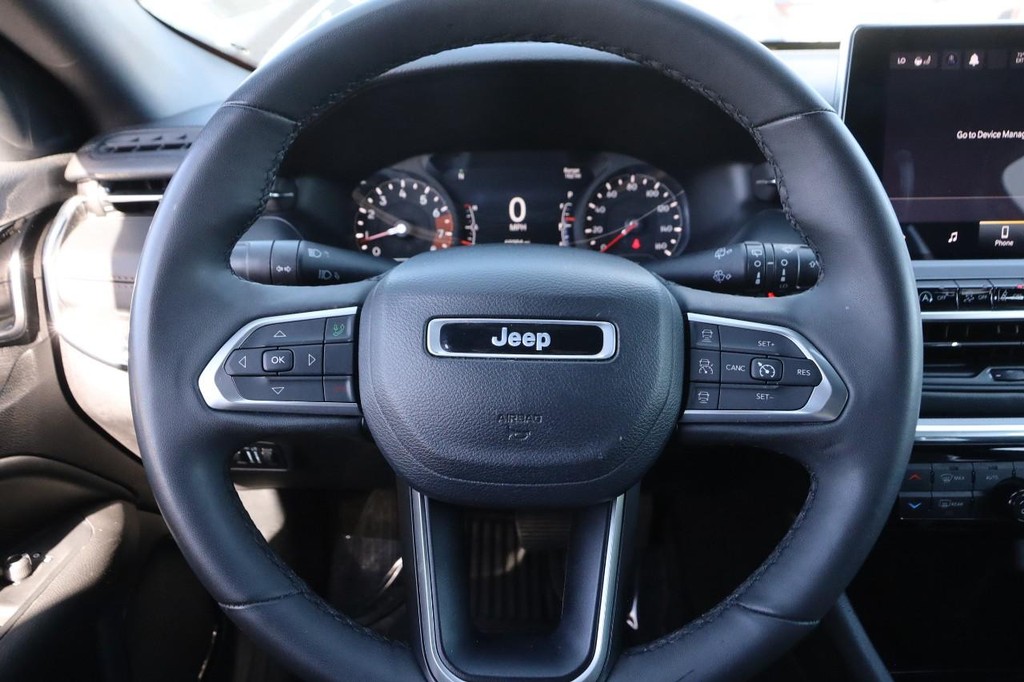 Jeep Compass Vehicle Full-screen Gallery Image 10