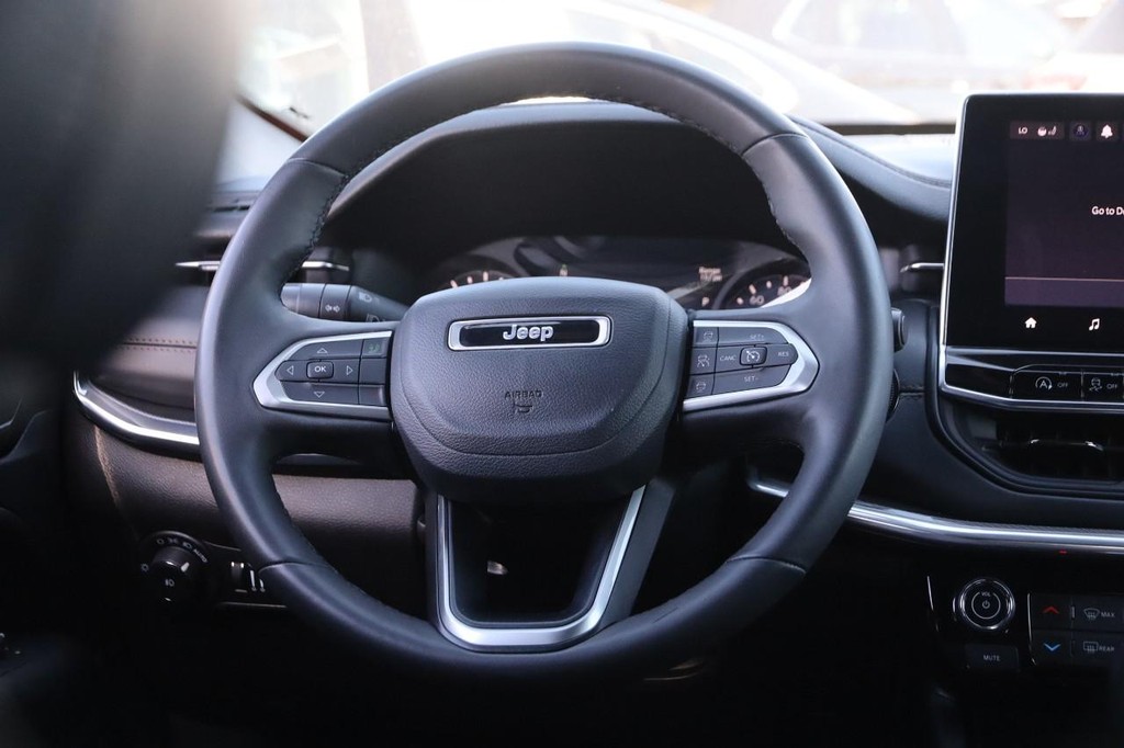 Jeep Compass Vehicle Full-screen Gallery Image 22