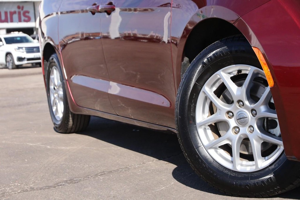 Chrysler Voyager Vehicle Full-screen Gallery Image 3