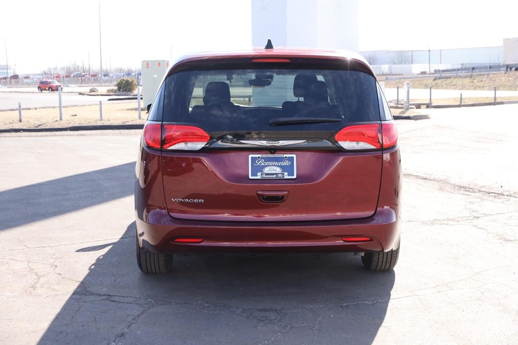 Chrysler Voyager Vehicle Full-screen Gallery Image 6