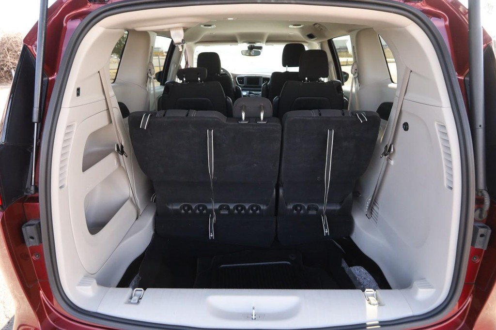 Chrysler Voyager Vehicle Full-screen Gallery Image 7