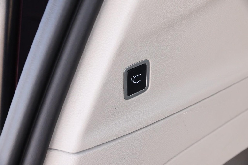 Chrysler Voyager Vehicle Full-screen Gallery Image 8