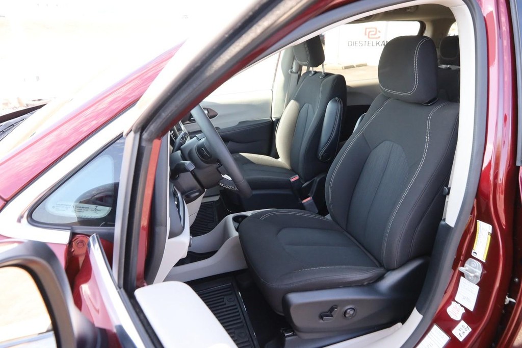 Chrysler Voyager Vehicle Full-screen Gallery Image 9