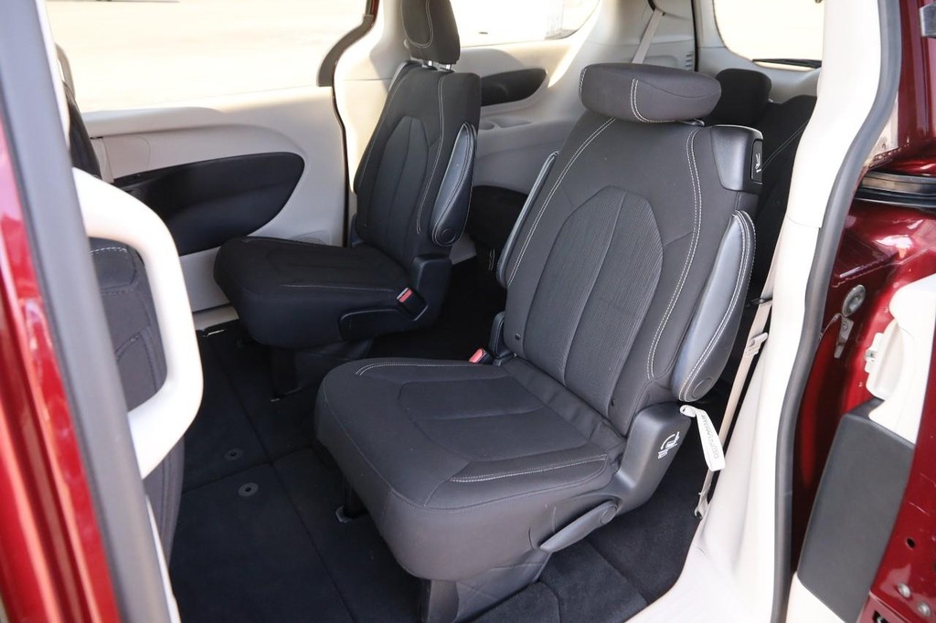 Chrysler Voyager Vehicle Full-screen Gallery Image 10