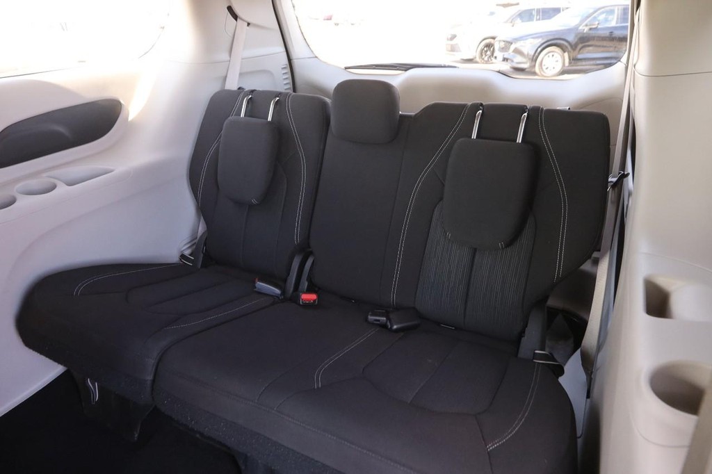 Chrysler Voyager Vehicle Full-screen Gallery Image 11