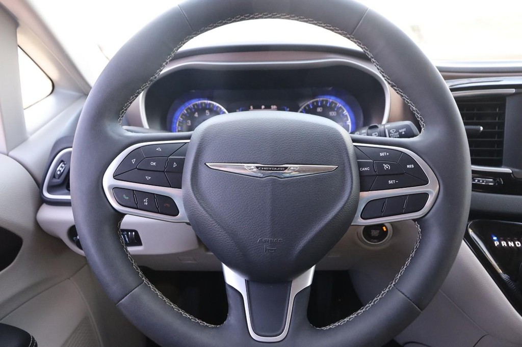 Chrysler Voyager Vehicle Full-screen Gallery Image 12