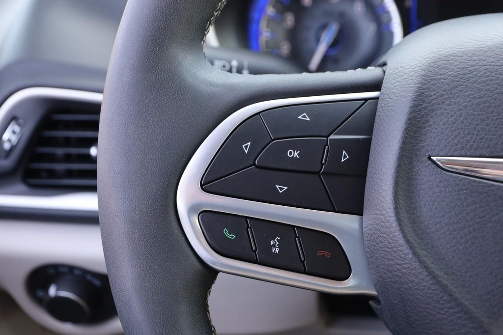 Chrysler Voyager Vehicle Full-screen Gallery Image 13