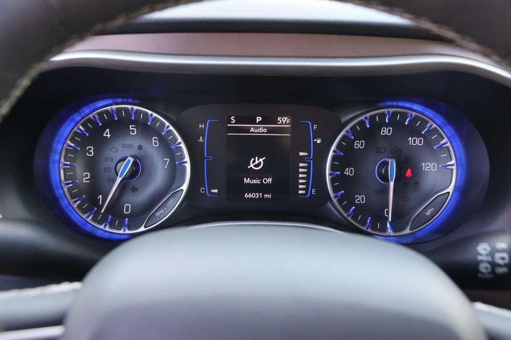 Chrysler Voyager Vehicle Full-screen Gallery Image 15