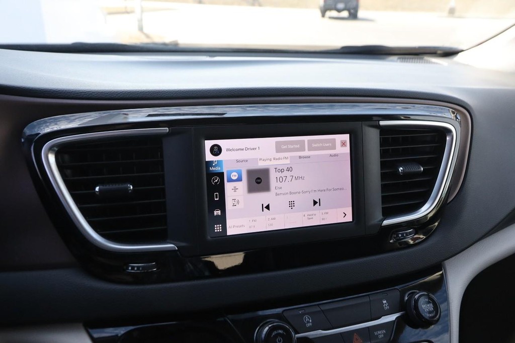 Chrysler Voyager Vehicle Full-screen Gallery Image 17