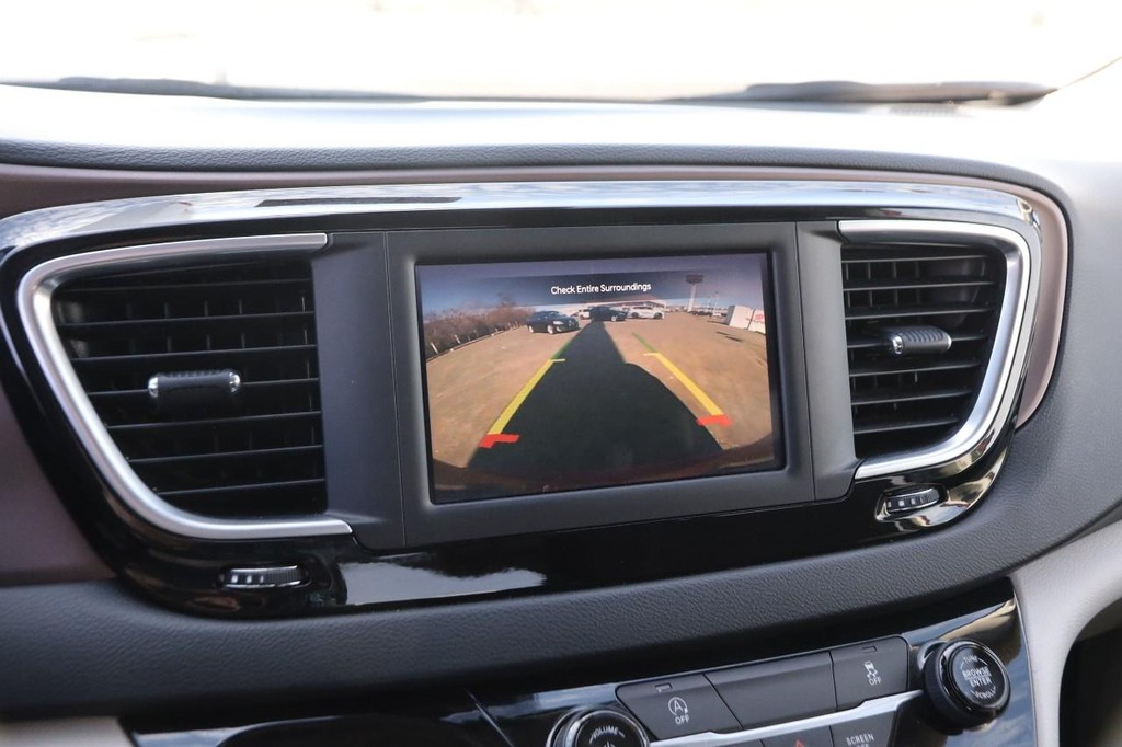 Chrysler Voyager Vehicle Full-screen Gallery Image 18