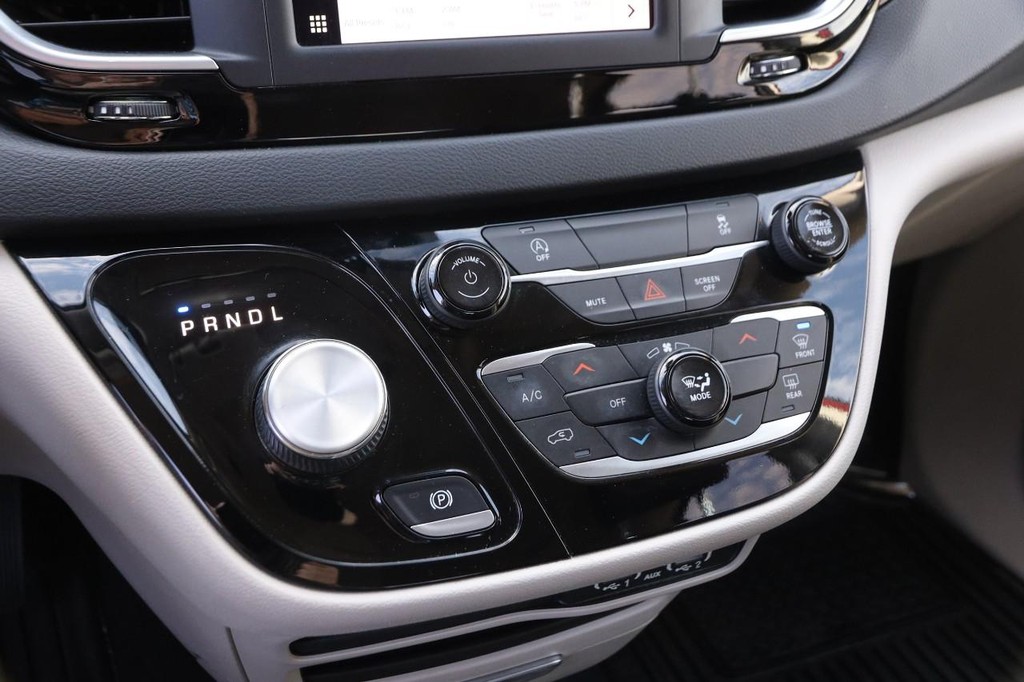 Chrysler Voyager Vehicle Full-screen Gallery Image 19