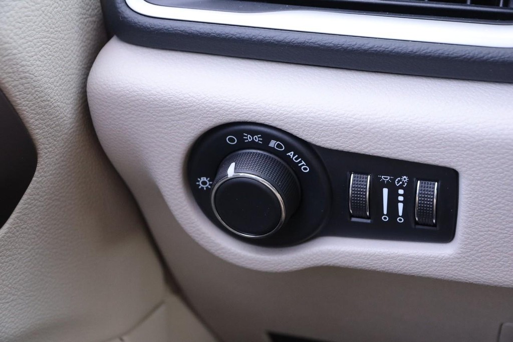 Chrysler Voyager Vehicle Full-screen Gallery Image 20