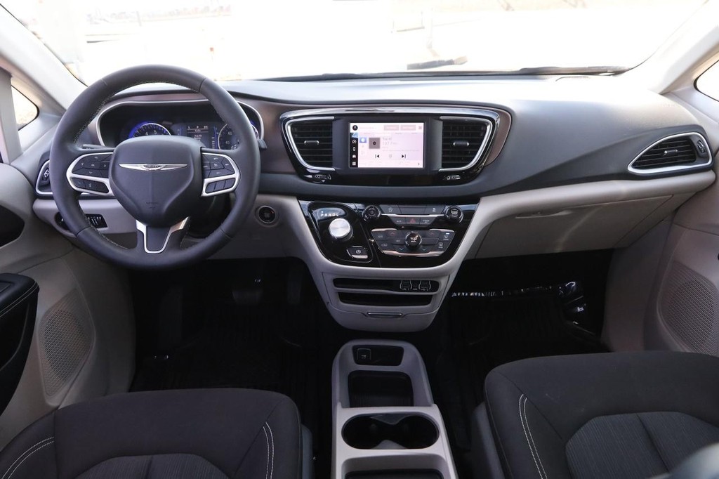 Chrysler Voyager Vehicle Full-screen Gallery Image 21