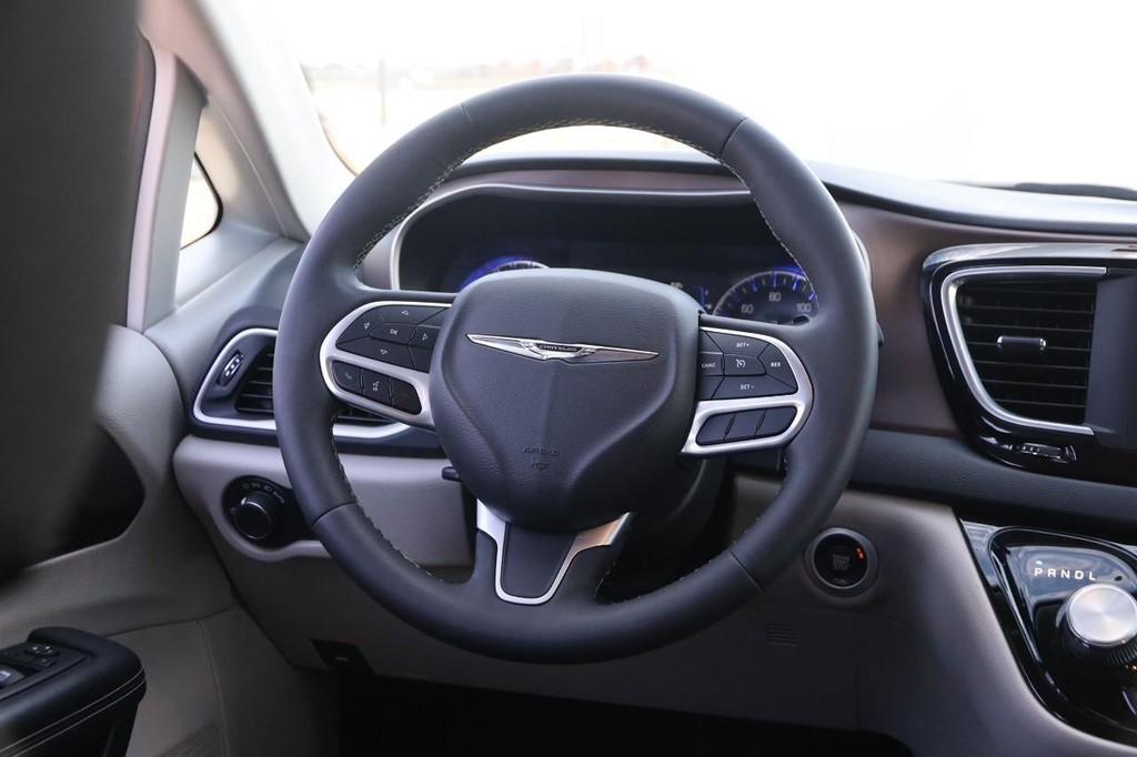 Chrysler Voyager Vehicle Full-screen Gallery Image 23