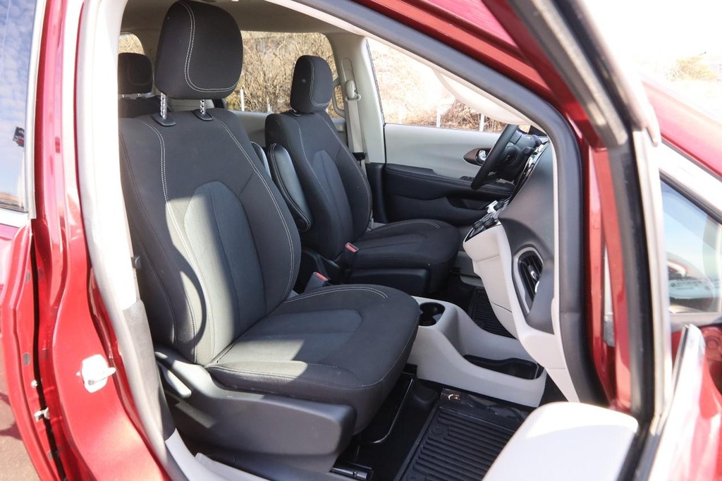 Chrysler Voyager Vehicle Full-screen Gallery Image 26