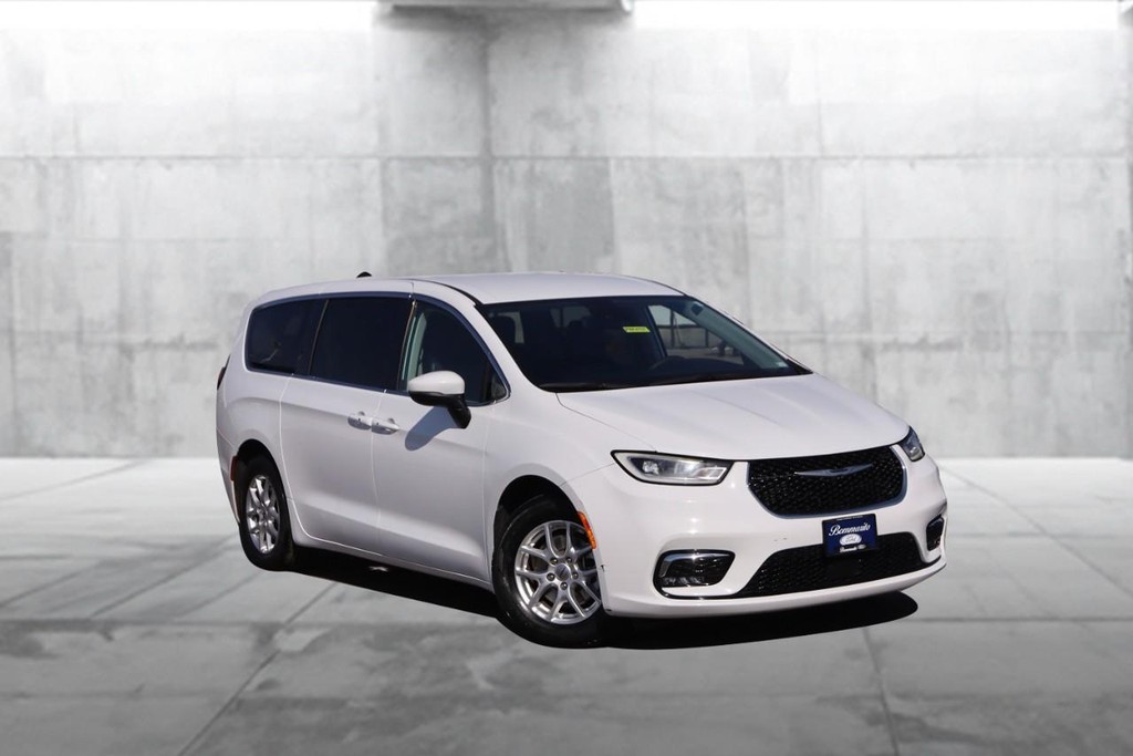 Chrysler Pacifica Vehicle Image 02