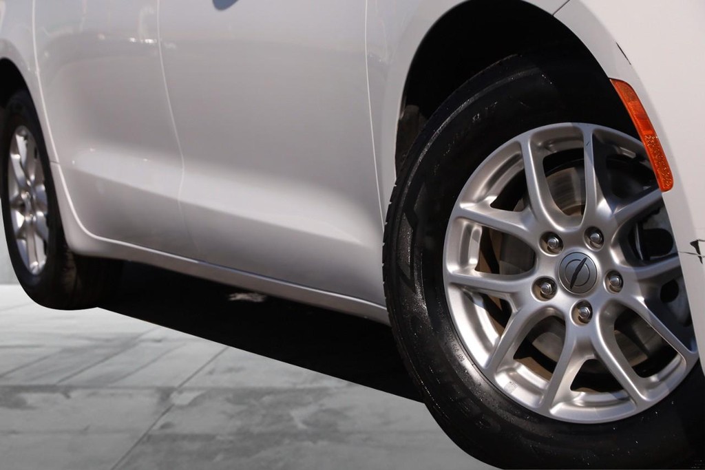 Chrysler Pacifica Vehicle Image 03