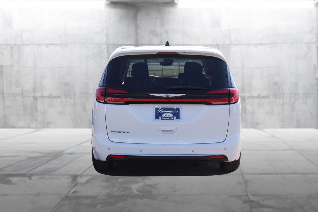 Chrysler Pacifica Vehicle Image 06