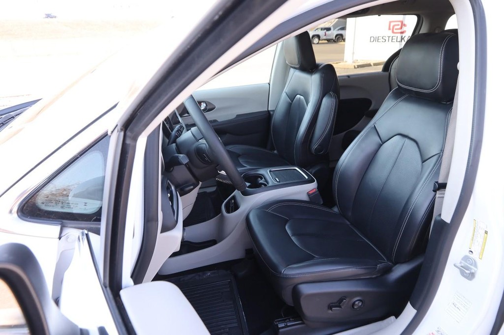 Chrysler Pacifica Vehicle Image 09