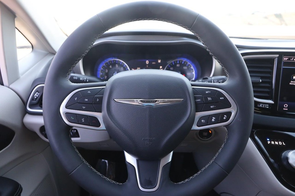 Chrysler Pacifica Vehicle Image 12