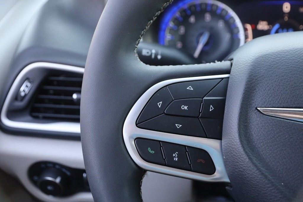 Chrysler Pacifica Vehicle Image 13