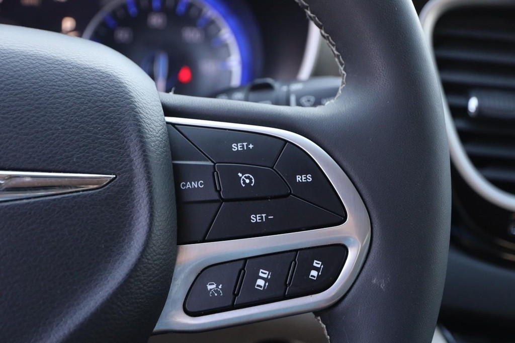 Chrysler Pacifica Vehicle Image 14