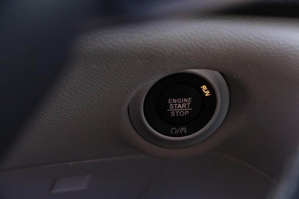 Chrysler Pacifica Vehicle Image 16