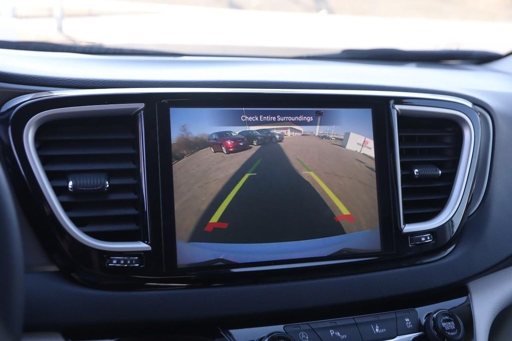 Chrysler Pacifica Vehicle Image 19