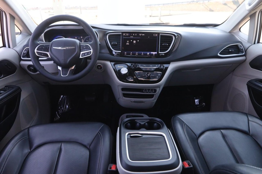 Chrysler Pacifica Vehicle Image 22