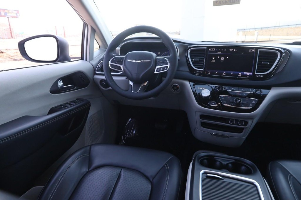 Chrysler Pacifica Vehicle Image 23