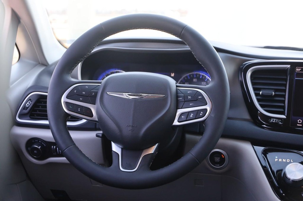 Chrysler Pacifica Vehicle Image 24