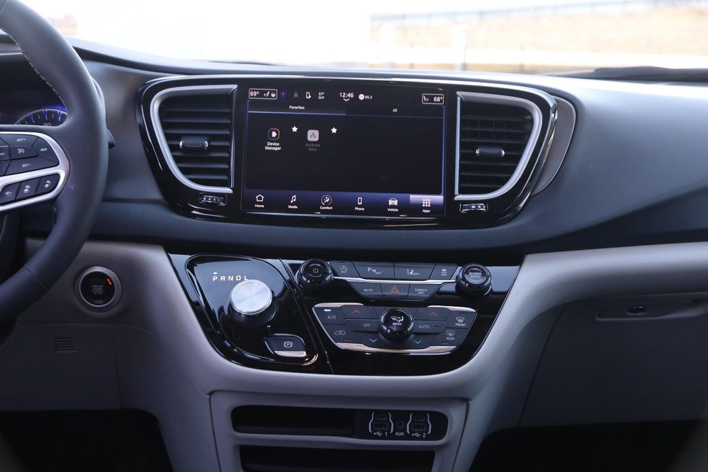 Chrysler Pacifica Vehicle Image 25