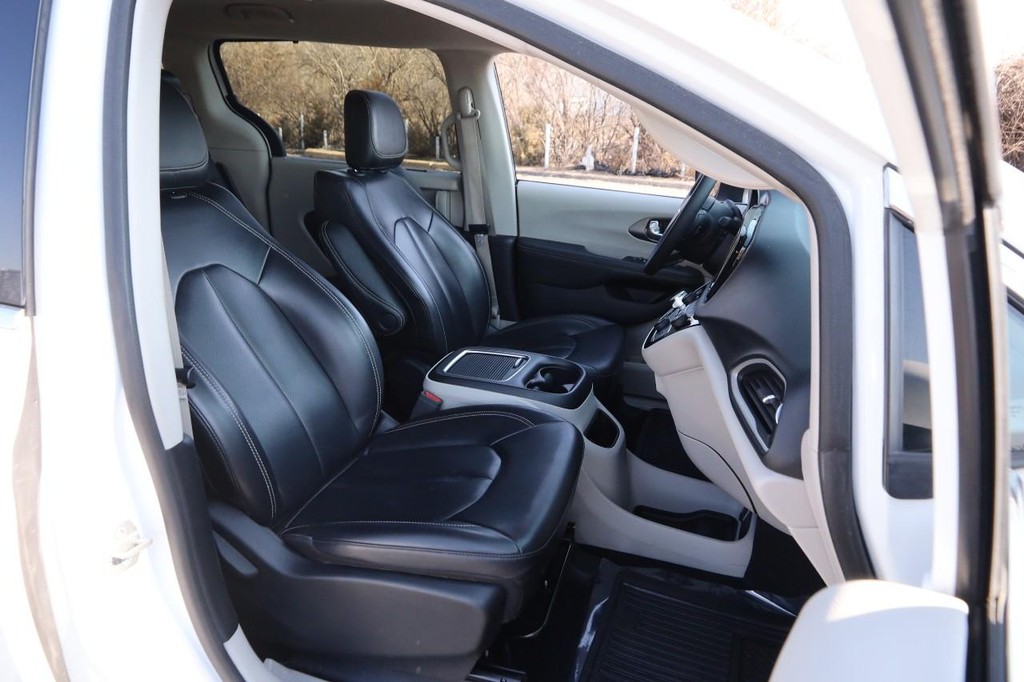 Chrysler Pacifica Vehicle Image 27