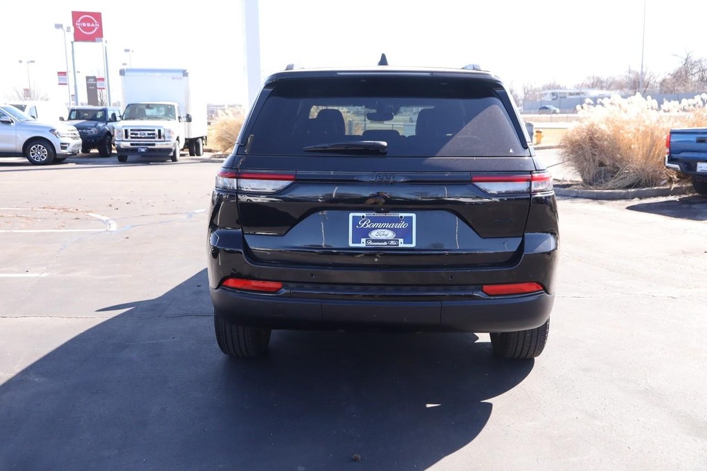 Jeep Grand Cherokee Vehicle Image 06