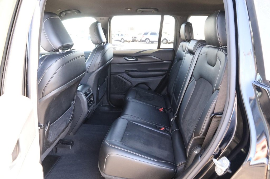 Jeep Grand Cherokee Vehicle Image 10