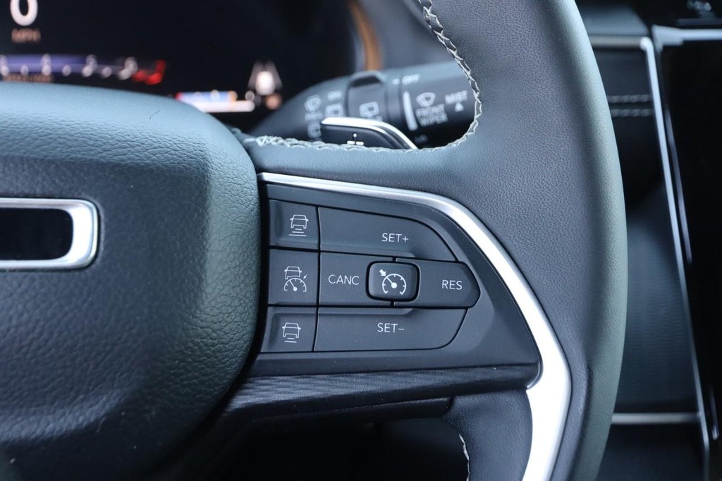 Jeep Grand Cherokee Vehicle Image 13