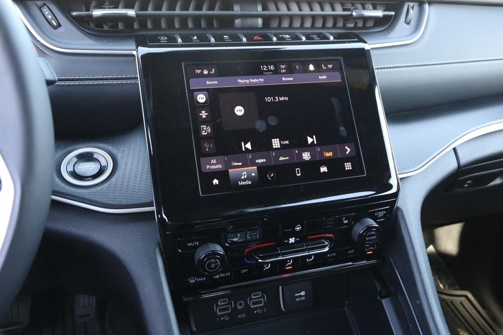 Jeep Grand Cherokee Vehicle Image 16