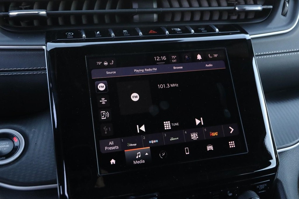 Jeep Grand Cherokee Vehicle Image 18