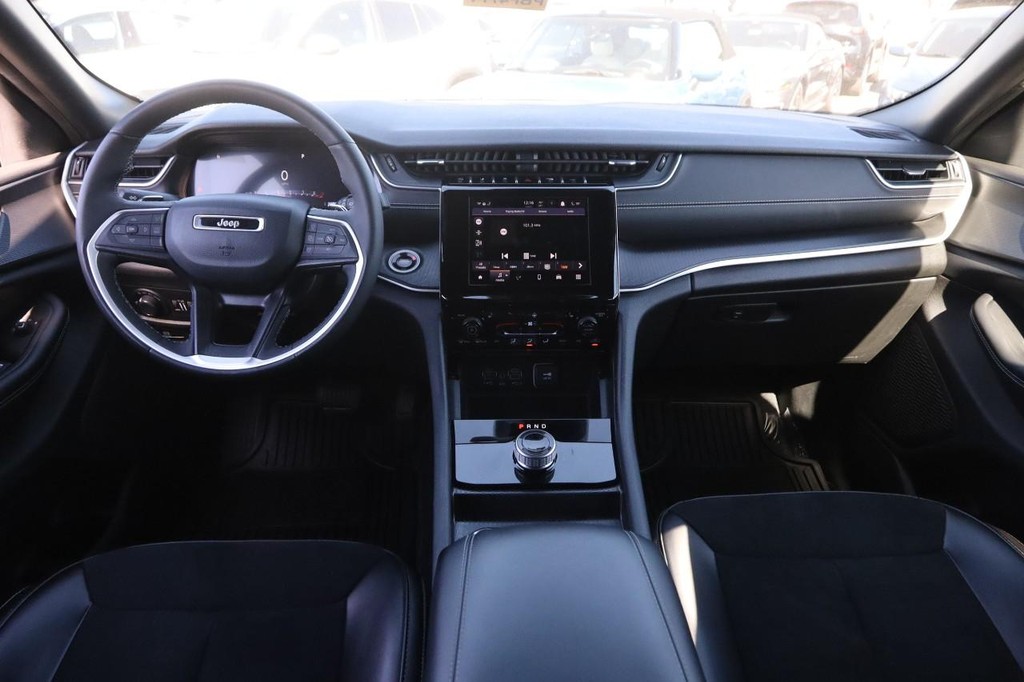 Jeep Grand Cherokee Vehicle Image 21